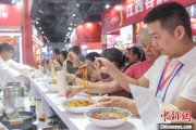 梦见小鸡“嗦粉”经济火热 中国多地“食力”出圈